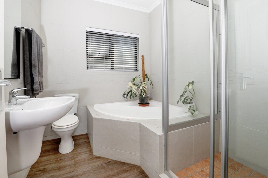 5 Bedroom Property for Sale in Van Riebeeckshof Western Cape